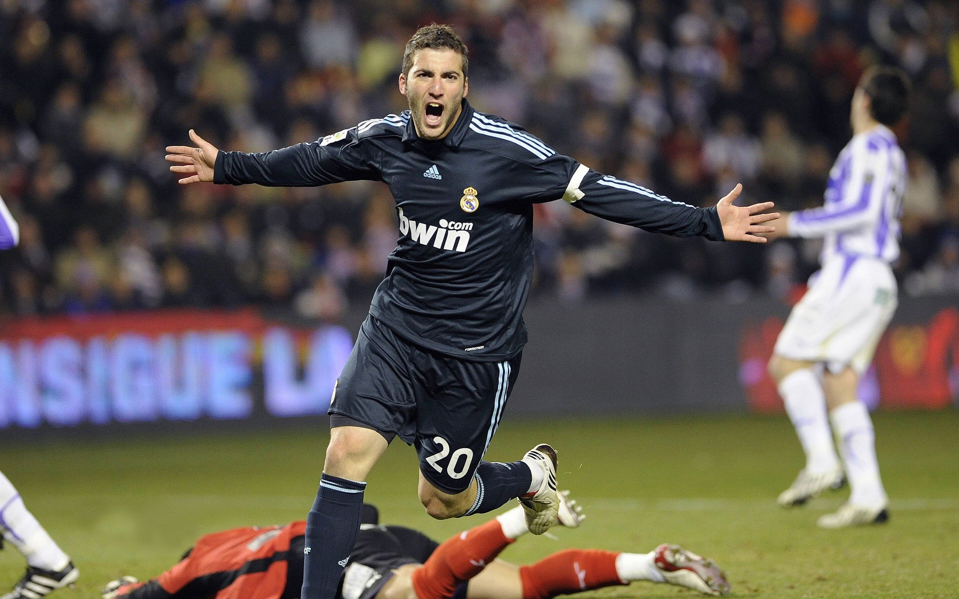 达米恩·麦肯齐：全黑队的背后攻击利器，突破能力让对手防线溃不成军