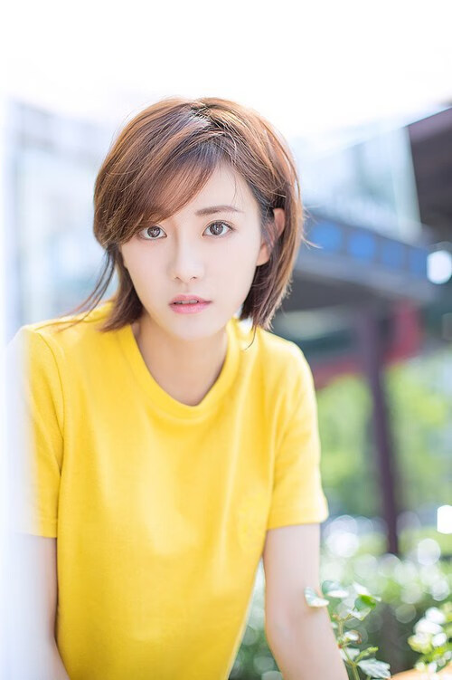 场上气氛火爆：观众席座无虚席，助威声震天！，场上观众是什么意思