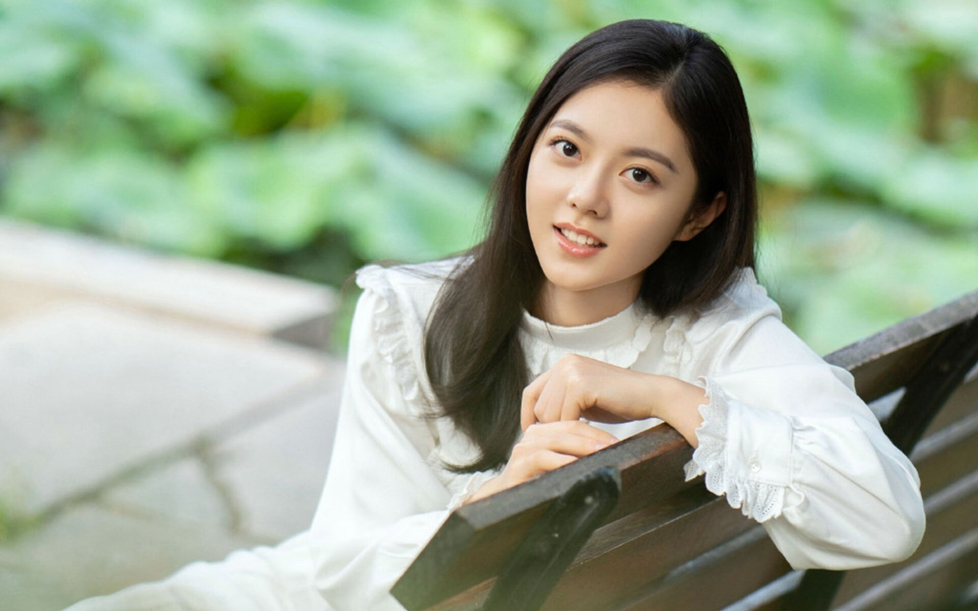 场上气氛火爆：观众席座无虚席，助威声震天！，场上观众是什么意思